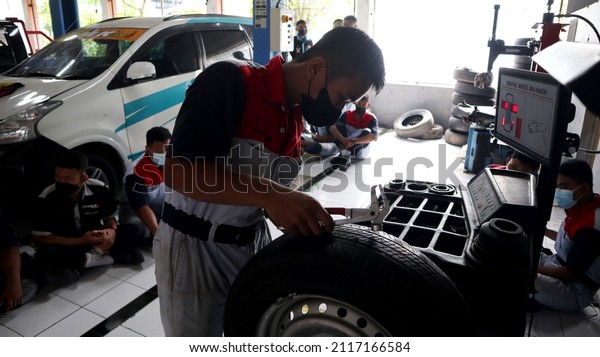 
Vocational high school students practice car wheel
spooring. Photo taken in Central Java Indonesia on February 3, 2022
		