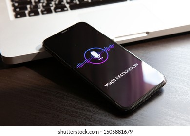 Voice Recognition Search Technology, Siri Speech Detect And Deep Learning AI Device Concept. Artificial Intelligence Application On Mobile Phone Screen With Recording Microphone And Sound Waves Icon.