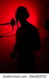 Voiceover-Künstler-Schauspieler, der Voiceover-Stimme in professionellem Audio-Studio mit großem Diaphragma-Kardioid-Mikrofon aufnimmt.