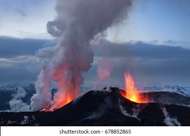 Vulkaanuitbarsting in Eyjafjallajokull in IJsland