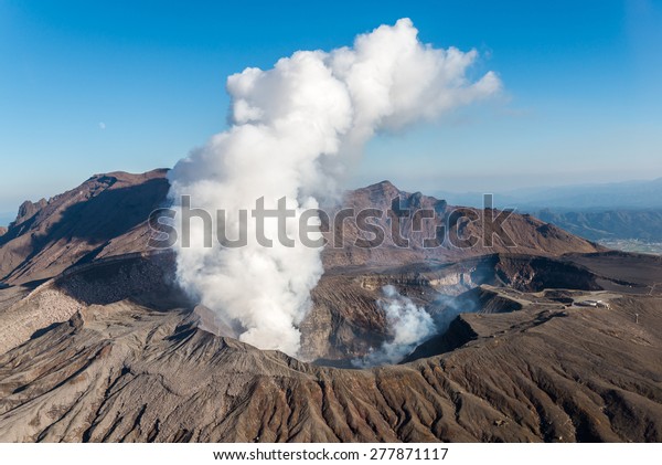 九州火山 阿蘇山 美しいパノラマ空撮煙ガス蒸気クレーター日本最大の活火山夏の昼の晴れた青空の噴火 の写真素材 今すぐ編集