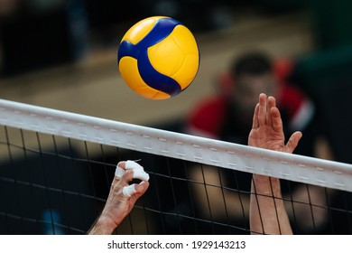 Acción de voleibol. Pelota por encima de la red durante el partido de voleibol. 
