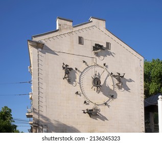 VORONEZH. RUSSIA. 19 MAY 2019 : Clock Of Puppet Theatre Jester At Revolution Avenue In Voronezh. Russia