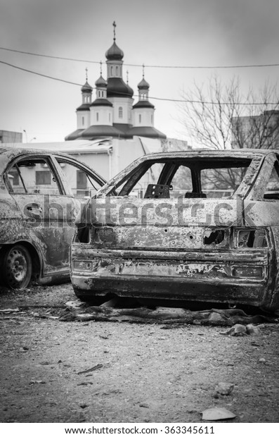 Vostochnyi district of Mariupol city\
(Ukraine) after missile attack of the pro-russian terrorists.\
January 24, 2015. - The cars which burned down on a\
parking.