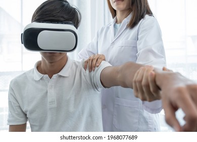 VR Box With Patient Male, Female Doctor Doing Physical Therapy By Extending The Hand, The Concept Of Technology Helped The Feeling As If A Doctor Came To Treat At Home.