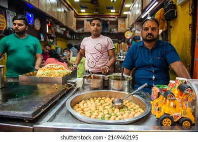 Vrindavan, Uttar Pradesh, India- April 9 2022: Man Selling Kanji Vada At Vrindavan, A Holy Town In Northern India. Hindu Deity Krishna Spent His Childhood Here. 