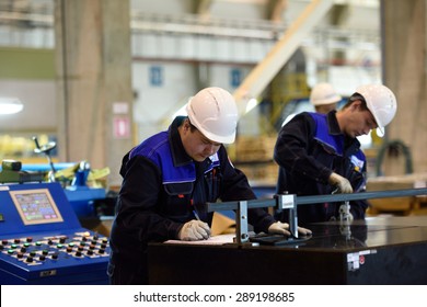 工場長 日本人 の画像 写真素材 ベクター画像 Shutterstock