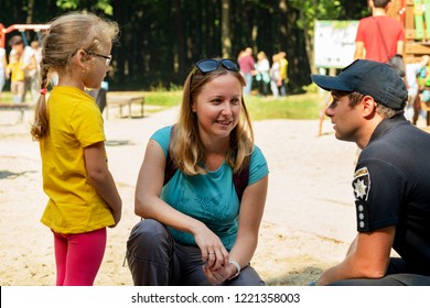 Vynnytsa. Ukraine. 09.15.2018 The Police Talks To The Child's Mother. On A Photo Communication Of The Police Officer Of The Woman And Child. The Cop Talks And Helps Citizens. 