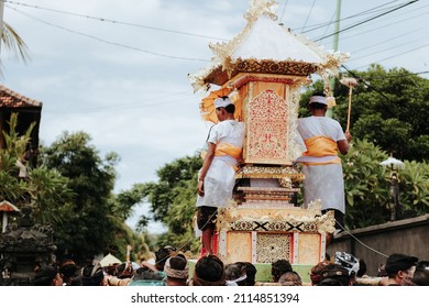 wadah, bade, generally has the same function as a tool for performing the ngaben ritual in Bali