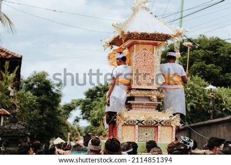wadah, bade, generally has the same function as a tool for performing the ngaben ritual in Bali