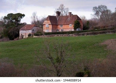 WADHURST, ENGLAND - MARCH 21st, 2021: Big Country House Typical Of Sussex, England, In The Countryside On The First Day Of Spring