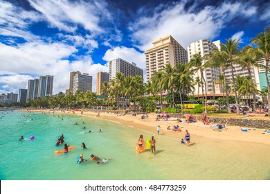 Waikiki, Oahu, HI - August 27, 2016: summertime in crowded Prince Kuhio Beach also called The Ponds because a concrete wall makes the water calm and sicura. Kuhio Beach is a section of Waikiki Beach.