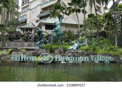 WAIKIKI, UNITED STATES - Apr 29, 2017: The Hilton Hawaiian Village Statues Of A Luau At Waikiki Honolulu Hawaii On Oahu Island