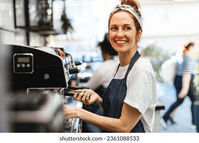 Camarera preparando una taza de café fresca para un cliente en una cafetería. Barista sonriente mientras vierte cuidadosamente el café caliente de la cafetera, lista para ofrecer una deliciosa experiencia gastronómica.