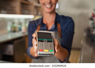 PowerPoint Template: waitress-at-cash-counter-holding (immkuhumjm)