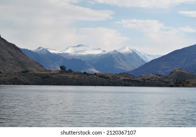 Wakaka Lake and mountains in New Zealand