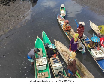 Wakatobi, Indonesia-Nov 10, 2017:Unique traditional fish market at Kaledupa with the seller and buyer can bargain the price and quantity. The market located in Kaledupa, South EastSulawesi, Indonesia.