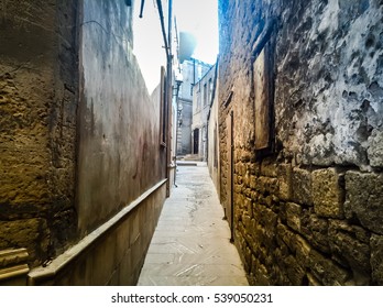 Walk Alone Scared On Empty Street. Suspense Situation. Walk Alone On Empty Streets.Alone Thinking Insecure Situation Empty Dark Street. Dark Streets Light. Dark Streets London Empty Dark Street.