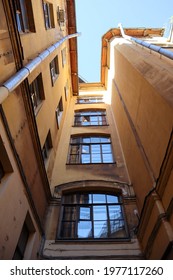 Walking In The Downtown Of Saint Petersburg - Old Dirty Well Yards