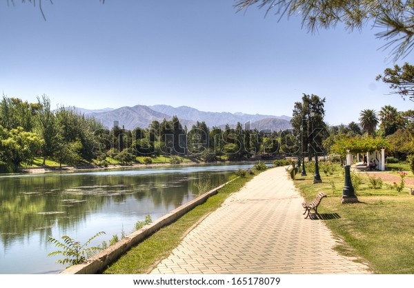 Caminata cerca del lago de Mendoza, Argentina