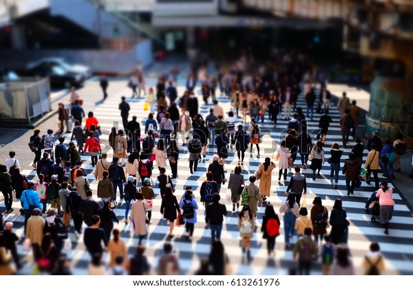 gente caminando por la calle : Foto de stock (editar ahora) 613261976
