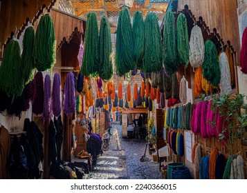 Walking through the streets of the souk of Fez (Morocco)