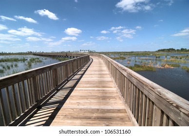 Walkway at Wellington Marsh in south Florida / Bending Walk