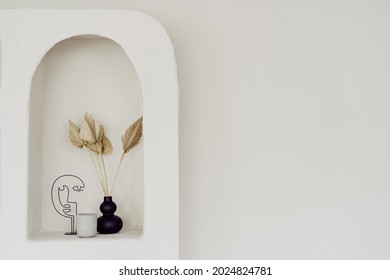 Wall Decor At Interior Design, White Arch Niche. Vintage Style Decoration Of Living Room, Cope Space. Stylish Indoor Minimal Decor. Ceramic Vase With Dry Plant, Retro Home Furniture.