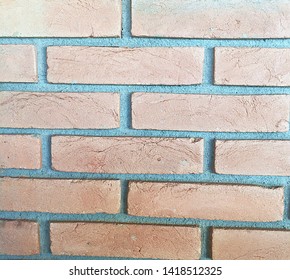 Wall made of interposed bricks