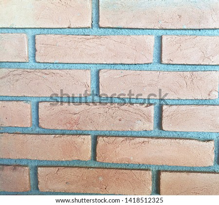 Wall made of interposed bricks