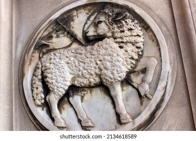 A wall with a stone sheep in Florence. An ancient figure from antiquity.