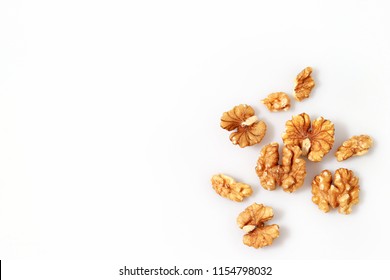 Ядра грецких орехов изолированы на белом фоне.