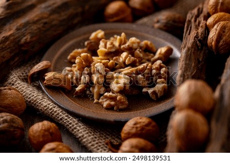 Walnut kernels and whole walnuts on a table.
Image of organic walnuts.