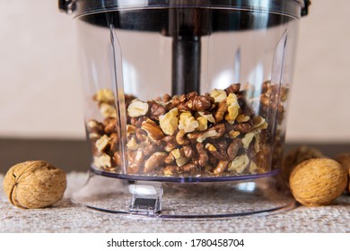 Walnuts In The Blender To Make A Smooth Paste, Oil From Walnuts