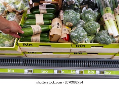 WALONIEN, BELGIEN - JULI 2021: Hölzerne Boxen mit Bioetikett Bio-Gemüse in einem Carrefour-Supermarkt.
