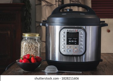 Walvis Bay / Namibia: 10.06.2020:
Preparing oatmeal with fruits in Instant Pot at home