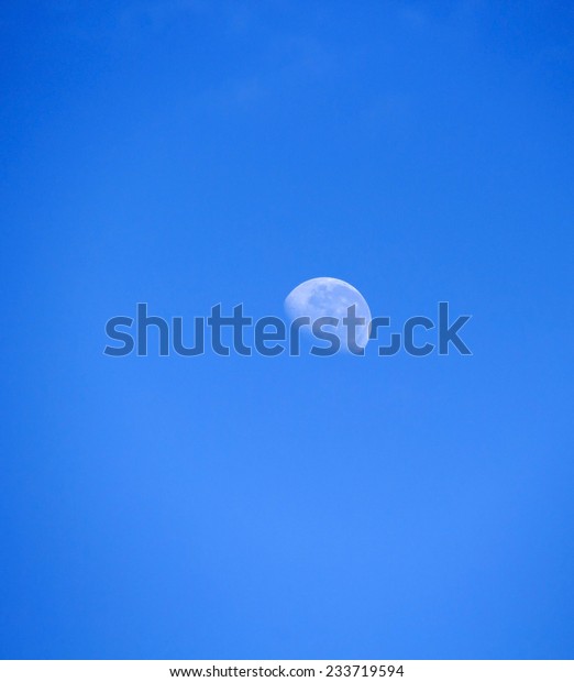 The  waning gibbous moon  phase , \