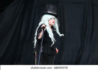 WANTAGH, NY-JUL 18: La cantante Cyndi Lauper actúa en concierto en Northwell Health en el teatro Jones Beach el 18 de julio de 2017 en Wantagh, Nueva York.