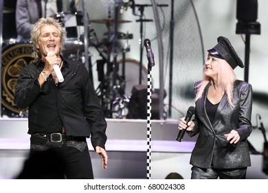 WANTAGH, NY-JUL 18: La cantante Rod Stewart y Cyndi Lauper actúan en concierto en el teatro Jones Beach el 18 de julio de 2017 en Wantagh, Nueva York.