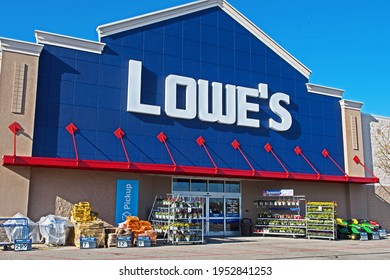 Wareham, Massachusetts - April 8 2021: The Lowe's Home Improvement Store Has A Seasonal Display Of Flowers At It's Doors For Spring.