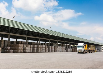 Warehouse building Packed in wooden cases Prepare transportation with trucks with a cloudy sky background.