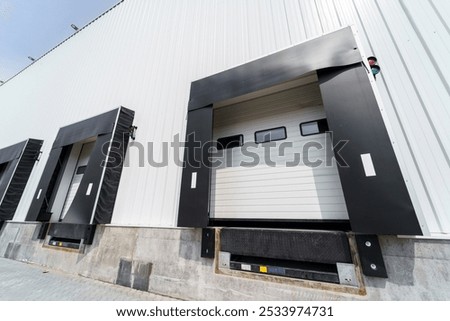 Warehouse gate for loading and unloading cargo in a distributed center