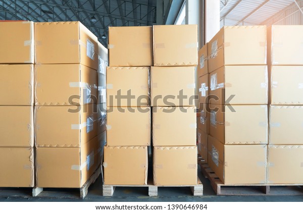 Warehouse inventory management.\
Stack of cardboard boxes on wooden pallet in distribution\
warehouse.
