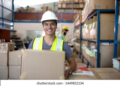 
Trabajadores de almacén revisando productos de existencias en almacén