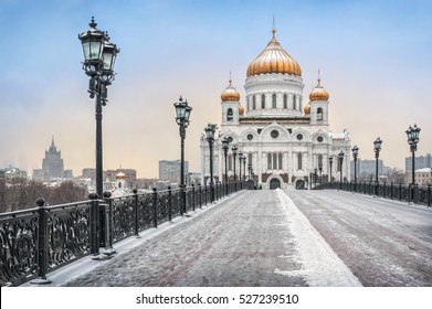 Warm mood of a cold winter on the Patriarchal bridge in Moscow near Christ the Savior Cathedral - Powered by Shutterstock