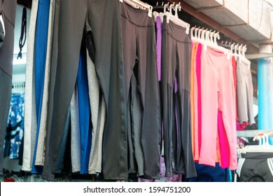 Warm pants were hung on the clothesline for sale in the clothing market.