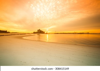 Warm Sunrise On The Coast. Overlooking The Atlantic Beach Bridge. East Rockaway Intel. New-York. US East Coast.