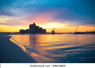 Warm Sunrise On The Coast. Overlooking The Atlantic Beach Bridge. East Rockaway Intel. New-York. US East Coast.