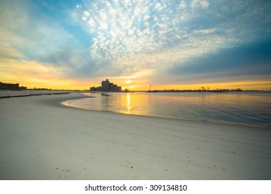 Warm Sunrise On The Coast. Overlooking The Atlantic Beach Bridge. East Rockaway Intel. New-York. US East Coast.