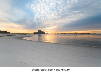 Warm Sunrise On The Coast. Overlooking The Atlantic Beach Bridge. East Rockaway Intel. New-York. US East Coast.